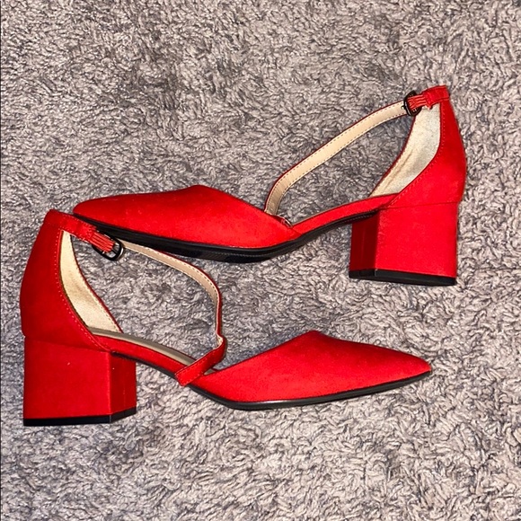 Wmns Sz.5 red low heel sandal - Picture 2 of 4